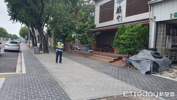 ▲警方與拖吊場展開清道專案，將斗六車站周邊人行道之違停車輛及店家站位盆栽全數清除。（圖／記者蔡佩旻翻攝）