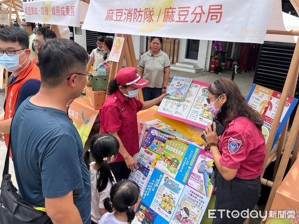 ▲台南市麻豆消防分隊於市集中向市民朋友進行消防宣導，並以推廣家庭防火安全為主題，提高民眾居家消防安全重視。（圖／記者林東良翻攝，下同）