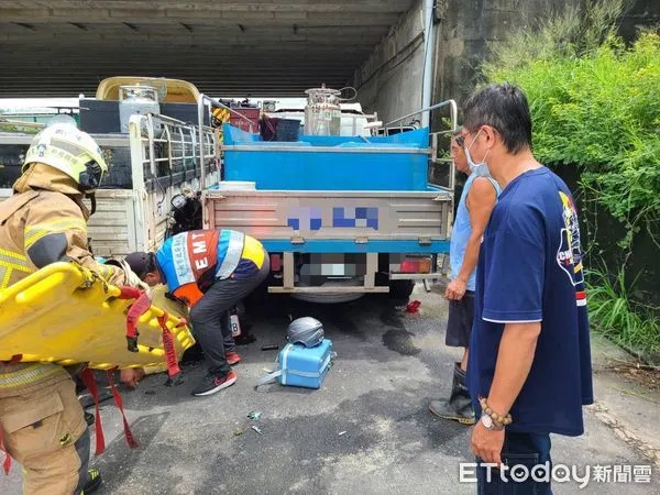 ▲台南市七股區國姓橋下西濱公路，7日上午發生一起離奇車禍，1名年約60歲男子，不知何故騎機車被夾困在2部貨車之間動彈不得，經搶救脫困送醫。（圖／記者林東良翻攝，下同）