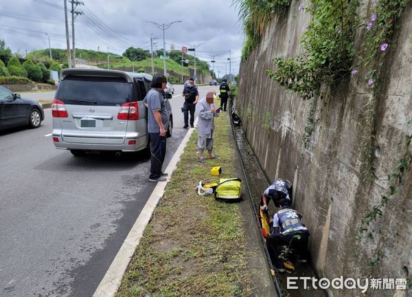 ▲75歲男騎士被休旅車推撞摔進水溝。（圖／記者吳世龍翻攝）