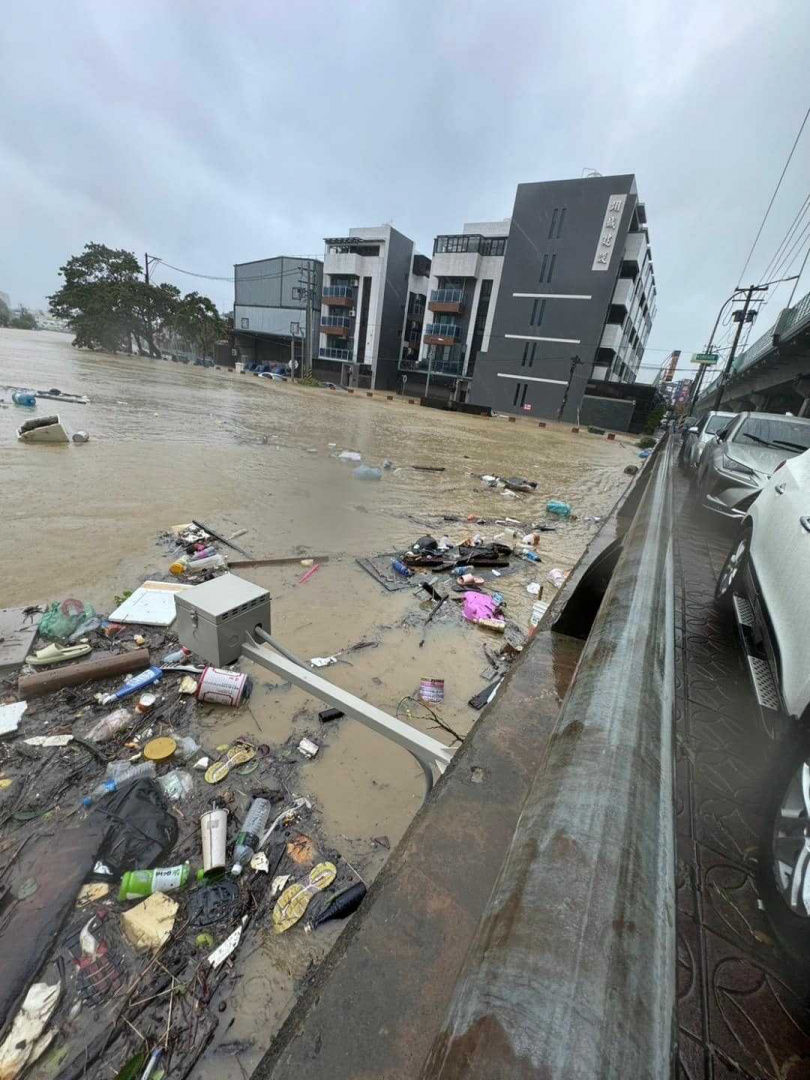 曹公新圳排水系統癱瘓，河水滿溢灌入灣內里。（圖／民眾提供） 