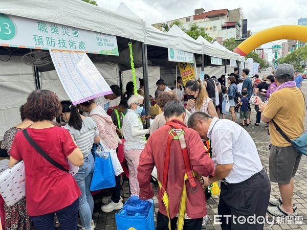 ▲職業災害勞工關懷園遊會，7日於台南市河樂廣場熱鬧登場，希望透過重視職災勞工的需求和福祉，提升全民的職場防災知識與技能。（圖／記者林東良攝，下同）