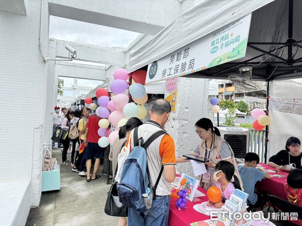 ▲職業災害勞工關懷園遊會，7日於台南市河樂廣場熱鬧登場，希望透過重視職災勞工的需求和福祉，提升全民的職場防災知識與技能。（圖／記者林東良攝，下同）