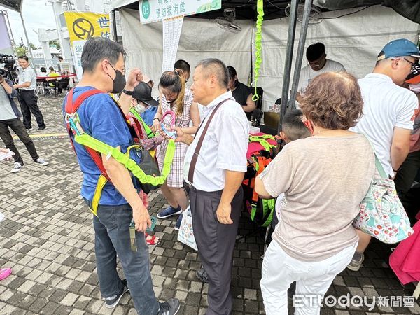 ▲職業災害勞工關懷園遊會，7日於台南市河樂廣場熱鬧登場，希望透過重視職災勞工的需求和福祉，提升全民的職場防災知識與技能。（圖／記者林東良攝，下同）