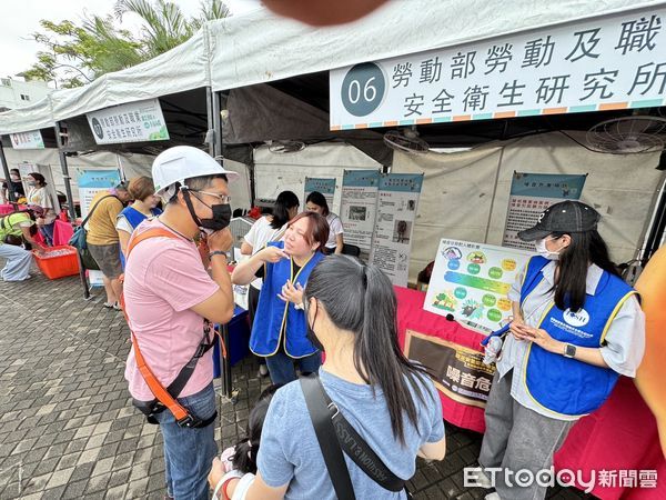 ▲職業災害勞工關懷園遊會，7日於台南市河樂廣場熱鬧登場，希望透過重視職災勞工的需求和福祉，提升全民的職場防災知識與技能。（圖／記者林東良攝，下同）