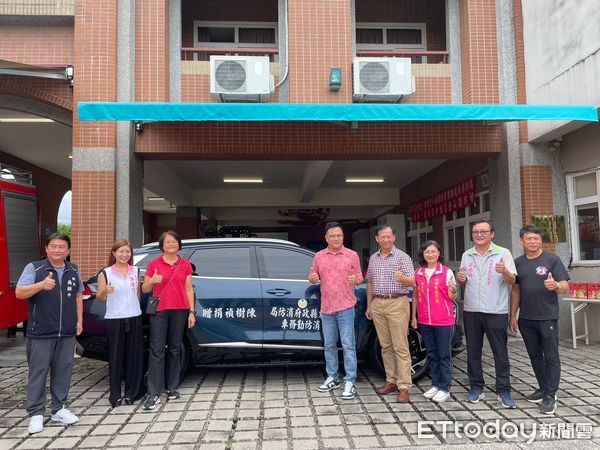 ▲陳忠正及陳俐雲捐贈屏東縣政府消防局勤務車等裝備          。（圖／屏東縣政府消防局提供)