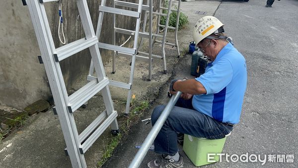 ▲台南市勞工局「做工行善團」，7日泥水工會、電氣工會及電子加工工會志工夥伴一齊出動，到官田區進行修繕。（圖／記者林東良翻攝，下同）