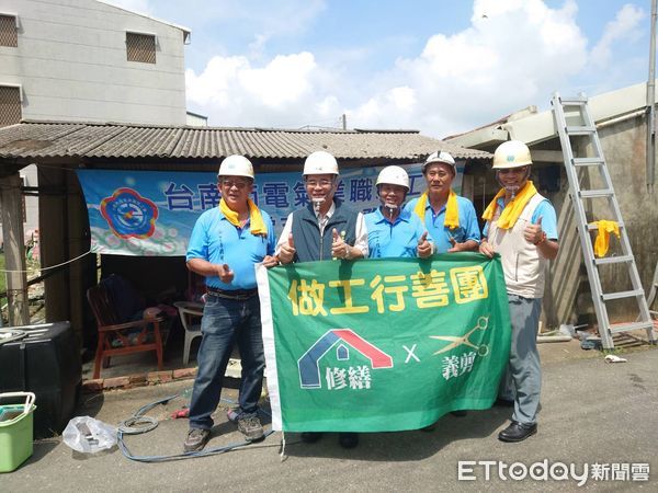 ▲台南市勞工局「做工行善團」，7日泥水工會、電氣工會及電子加工工會志工夥伴一齊出動，到官田區進行修繕。（圖／記者林東良翻攝，下同）