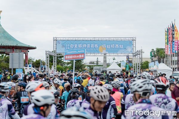 ▲由交通部觀光署雲嘉南管理處所主辦的「騎福極西點」自行車活動，7日在台南市北門區南鯤鯓代天府盛大開騎。（圖／記者林東良翻攝，下同）