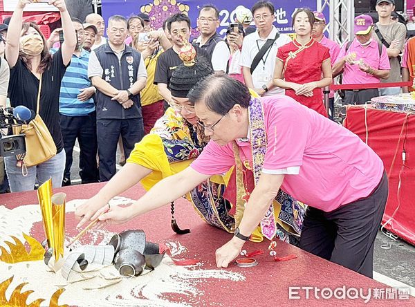 ▲桃園市長張善政今天下午為土地公民俗藝術節中展示的米龍點睛。（圖／記者沈繼昌攝）