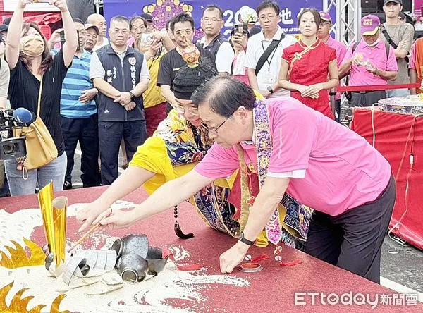 ▲桃園市長張善政今天下午為土地公民俗藝術節中展示的米龍點睛。（圖／記者沈繼昌攝）