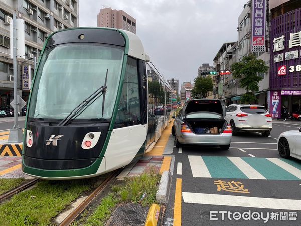 ▲▼高雄捷運列車挨撞。（圖／記者許宥孺翻攝）