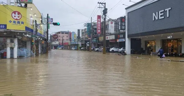 凱米颱風強襲南台灣，高雄仁武區遭遇十多年來最嚴重水患。 （圖／民眾提供）