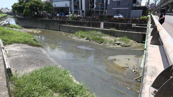 凱米颱風過境後，曹公新圳河面見底，淤泥堆積情形嚴重。（圖／報系資料照） 