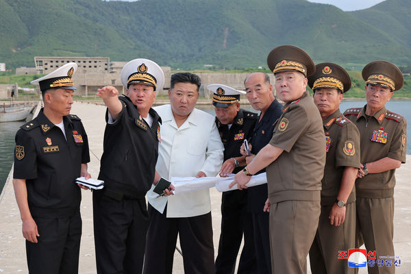 ▲▼金正恩視察北韓秘密打造的海軍基地建設工地。（圖／路透）