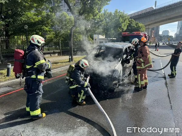 ▲汐止大同路聯合報錢8日上午發生火燒車意外，所幸無人傷亡。（圖／記者張君豪翻攝）