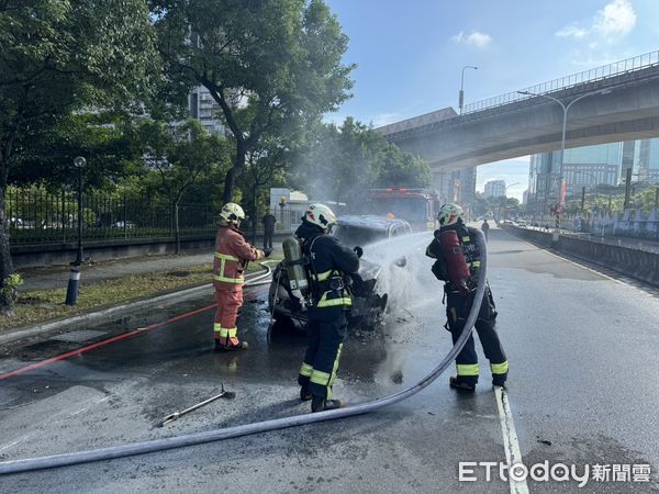 ▲汐止大同路聯合報錢8日上午發生火燒車意外，所幸無人傷亡。（圖／記者張君豪翻攝）