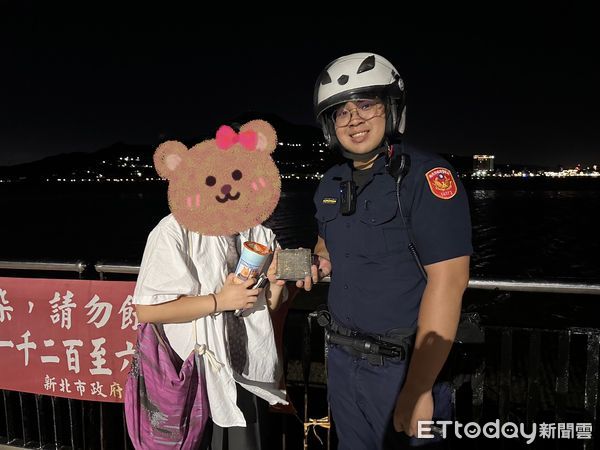 ▲▼韓籍女遊客看淡水河夜景時，錢包不慎掉落淡水河，員警湯嘉宸(左)、薛天喜(右)幫她撿回來。（圖／陳以昇翻攝）