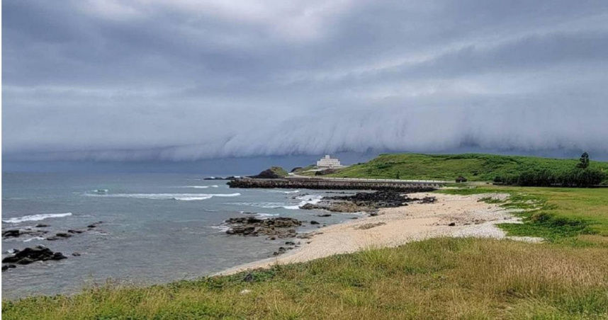 台灣天空驚現「雲海嘯」奇景！　居民看傻