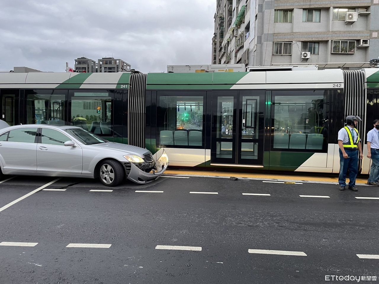 三寶阿北開賓士撞輕軌！違規左轉車頭慘毀　高捷公司要求償