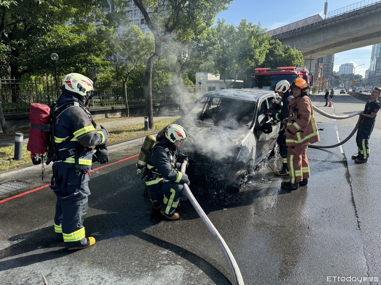 汐止大同路廂型車起火！輪胎沒氣硬開釀災　半小時燒成廢鐵 | ETtoday社會新聞 | ETtoday新聞雲