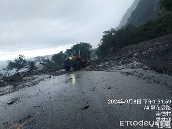 ▲▼蘇花崇德路段因持續性強降雨，造成土石如洪流般洩流過公路，8日14時起只出不進封閉。（圖／公路局提供，下同）