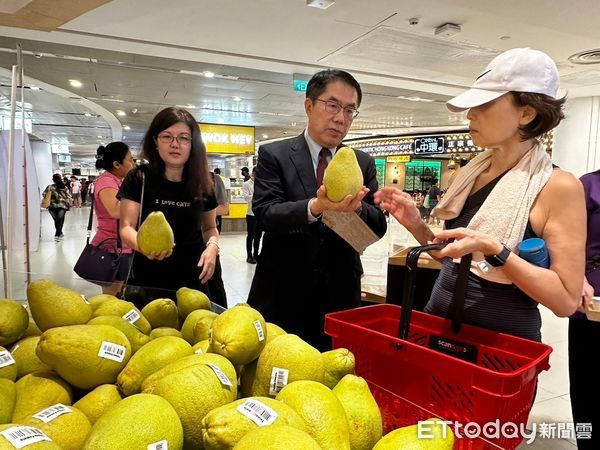 ▲黃偉哲市長與駐新加坡童振源大使到新加坡大型連鎖超市了解台南文旦上架情形。（圖／記者林東良翻攝，下同）