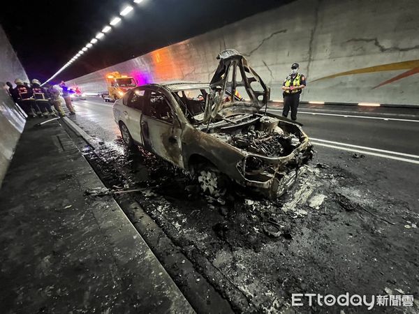 ▲▼        雪隧火燒車     。（圖／記者張君豪翻攝）