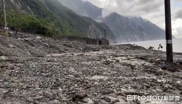 ▲▼台鐵和仁=崇德間土石流淹沒軌道。（圖／讀者提供）