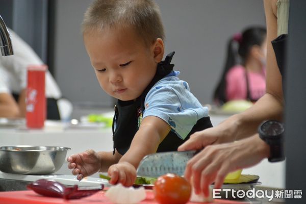 ▲台東縣關山米國學校舉辦大地餐桌成果展。（圖／記者楊漢聲翻攝）