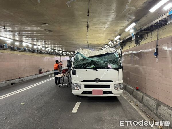 ▲▼台北市小巴未注意限高，開進基隆路地下道撞爛車頂3傷。（圖／記者黃彥傑攝）