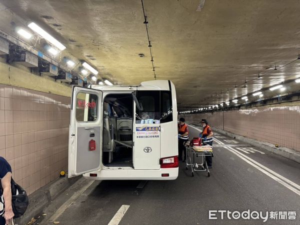 ▲▼台北市小巴未注意限高，開進基隆路地下道撞爛車頂3傷。（圖／記者黃彥傑攝）