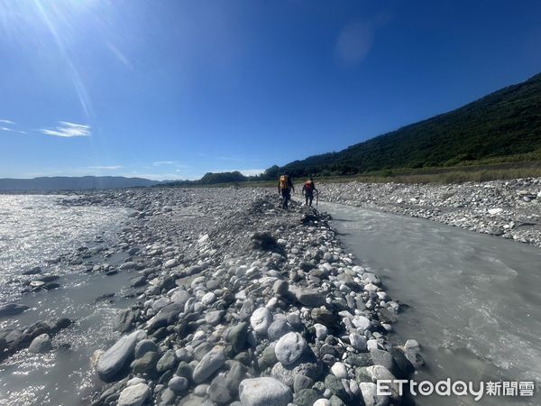 ▲▼花蓮溯溪意外，吉普車父子遭沖走，警消持續搜救中。（圖／記者王兆麟翻攝）