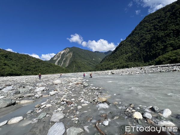 ▲▼花蓮溯溪意外，吉普車父子遭沖走，警消持續搜救中。（圖／記者王兆麟翻攝）