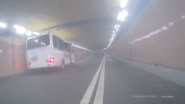 ▲小巴撞基隆路車行地下道事發畫面曝光。（圖／翻攝自記者爆料網，下同）