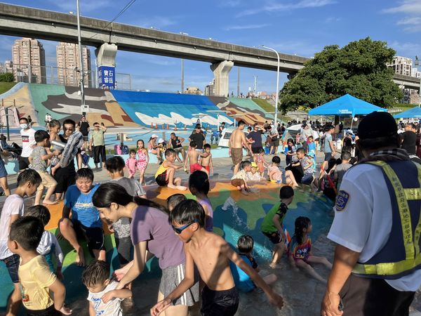 ▲新北市「三重海世界水樂園」、「新店陽光遊戲場」等4處免費戲水區9月起調整為例假日及國定假日開放，只到9月底。（圖／新北市政府水利局提供）