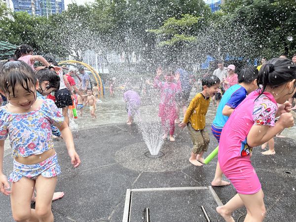 ▲新北市「三重海世界水樂園」、「新店陽光遊戲場」等4處免費戲水區9月起調整為例假日及國定假日開放，只到9月底。（圖／新北市政府水利局提供）