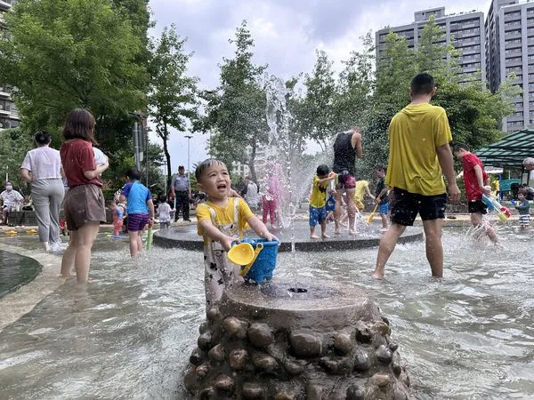 ▲新北市「三重海世界水樂園」、「新店陽光遊戲場」等4處免費戲水區9月起調整為例假日及國定假日開放，只到9月底。（圖／新北市政府水利局提供）