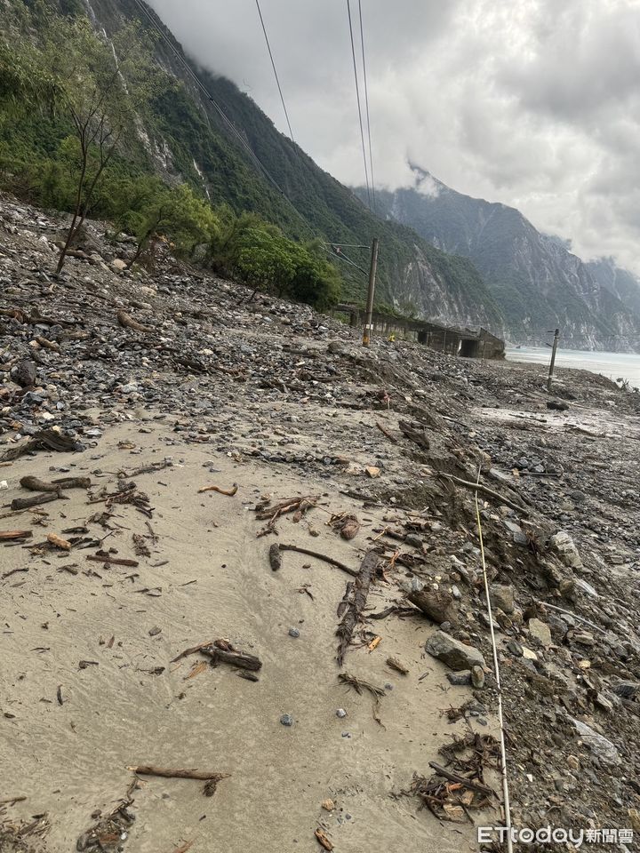 ▲▼台鐵崇德到和仁間遭大量土石淹沒，軌道消失。（圖／讀者提供）