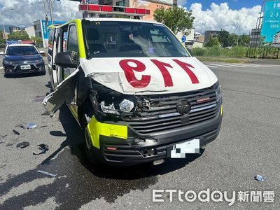宜蘭市救護車與小貨車路口碰撞　撞擊瞬間影片曝！病患受驚嚇