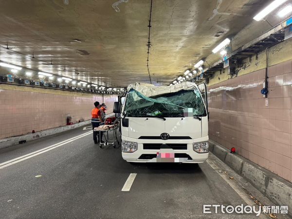 ▲信義區基隆路小巴士卡在地下道路口動彈不得，撞擊造成車上3人送醫。（圖／記者張君豪翻攝）