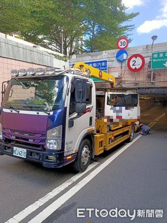 ▲信義區基隆路小巴士卡在地下道路口動彈不得，撞擊造成車上3人送醫。（圖／記者張君豪翻攝）