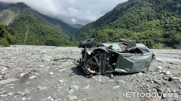 ▲▼花蓮溯溪團吉普車渡溪遭沖走，父死2歲兒失聯，受困19人救援畫面曝光。（圖／記者黃彥傑翻攝）