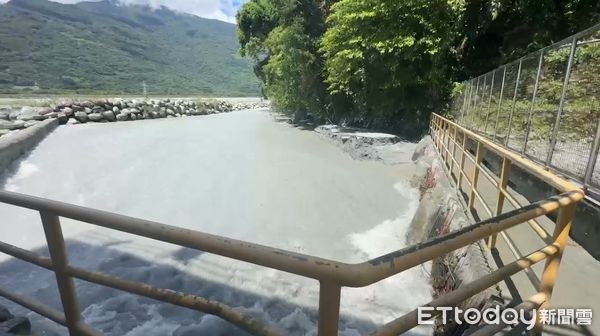 ▲花蓮渡溪遭沖走，2歲兒找到了，遺體卡水門柵欄上。（圖／記者黃彥傑翻攝，下同）