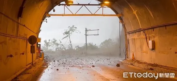 ▲▼蘇花崇德路段因持續性強降雨，造成土石如洪流般洩流過公路，造成雙向通車中斷。（圖／公路局提供，下同）