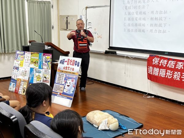 ▲台南市消防局第二大隊南化分隊至南化區南化國中進行防火宣導及防震演練。（圖／記者林東良翻攝，下同）