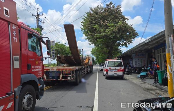 ▲▼台南死亡車禍，蘇姓老翁與聯結車發生碰撞，捲入輪下當場慘死。（圖／民眾提供）