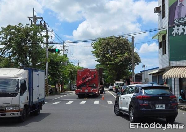 ▲▼台南死亡車禍，蘇姓老翁與聯結車發生碰撞，捲入輪下當場慘死。（圖／民眾提供）