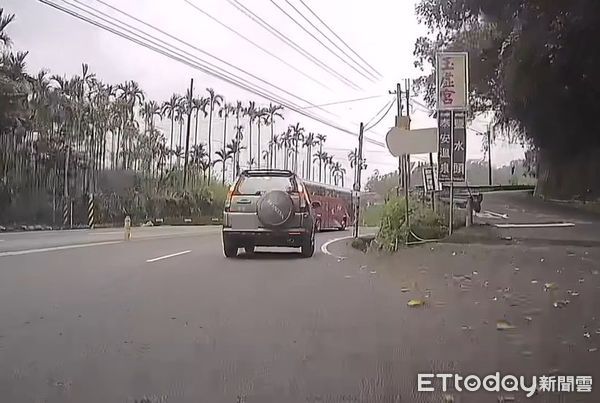 ▲台3線發生休旅車無端停車道，重機急煞倒地，騎士幸運未受傷。（圖／翻攝臉書社團「重機車友 ❘ 各區路況天氣、資訊分享中心」）