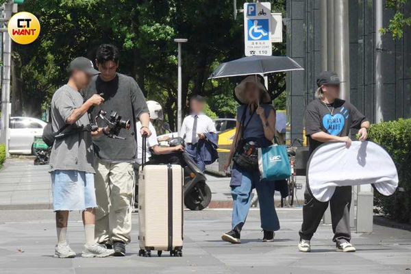 娛樂報報／楊子儀頂烈日敬業拍攝　不麻煩助理自己撐傘